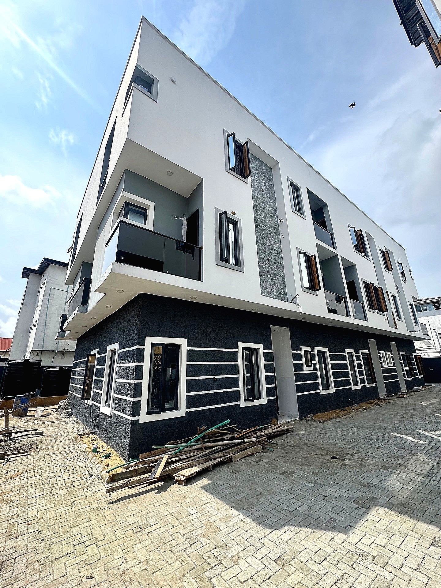 Luxury 4bedroom Apartment with BQ in Lekki Phase 1 — photo 1