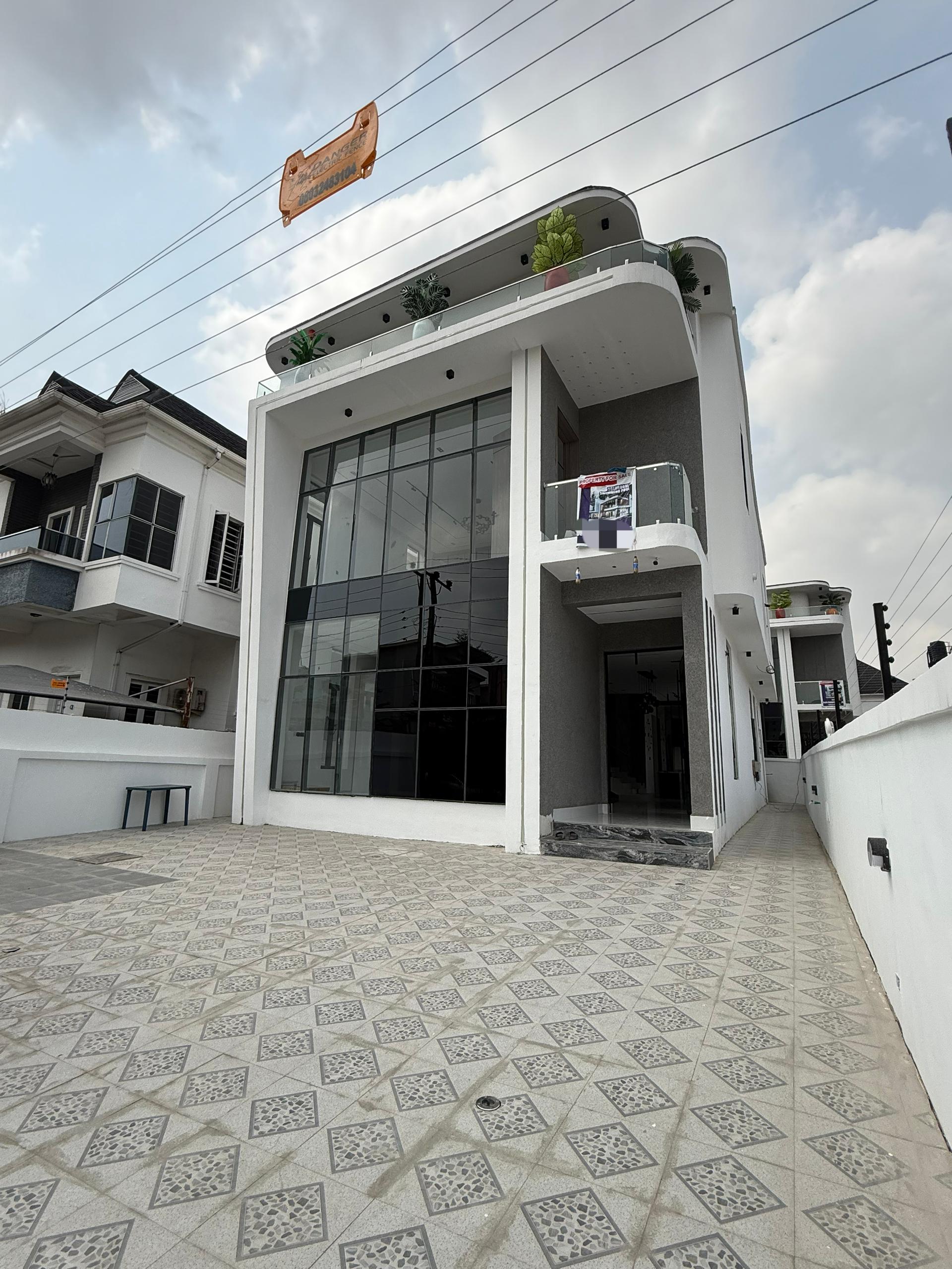 Spacious 5-Bedroom Detached Residence | Chevron, Lekki — photo 1