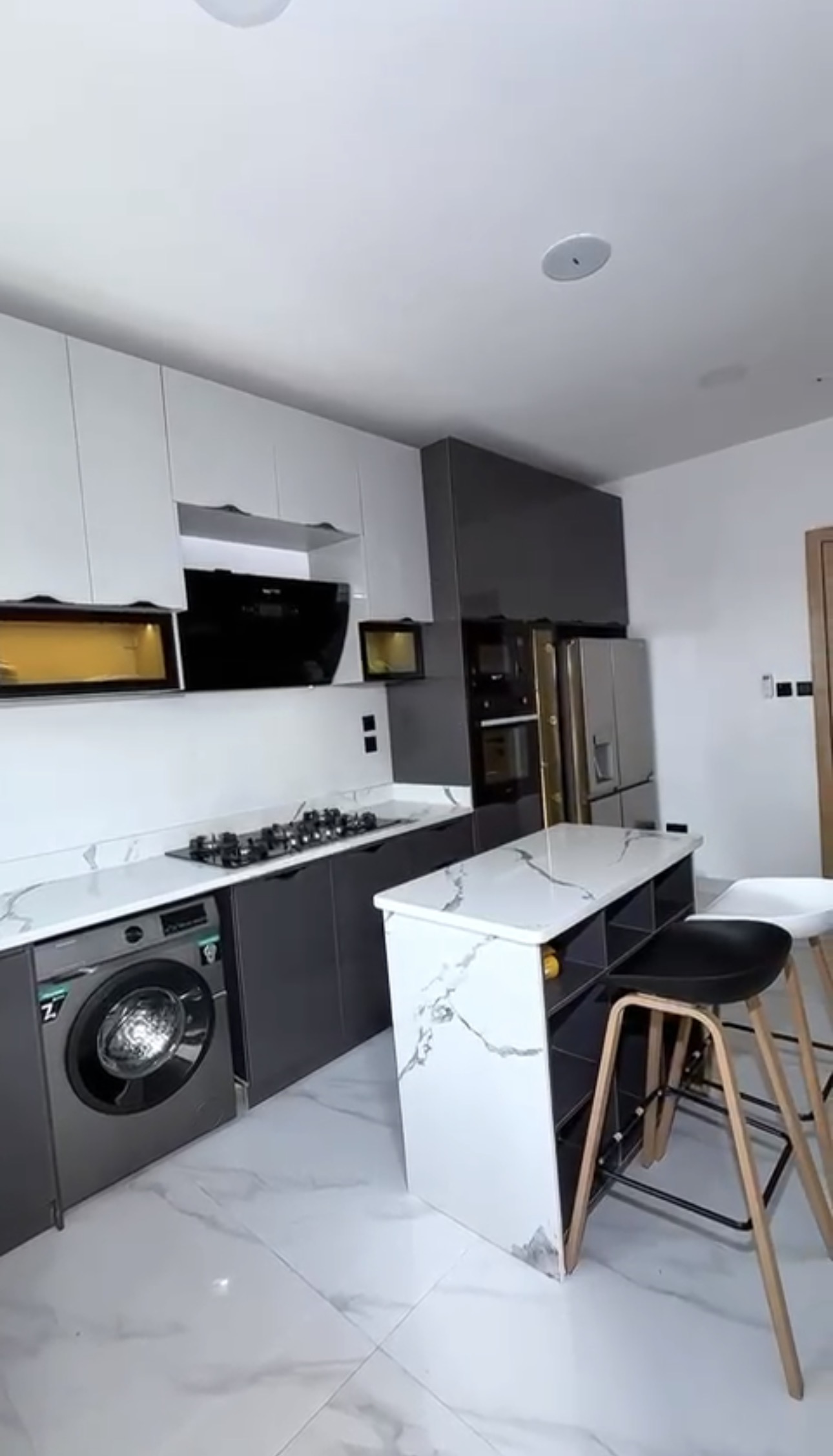Sophisticated 2 Bedroom, Lekki Phase 1 — photo 4